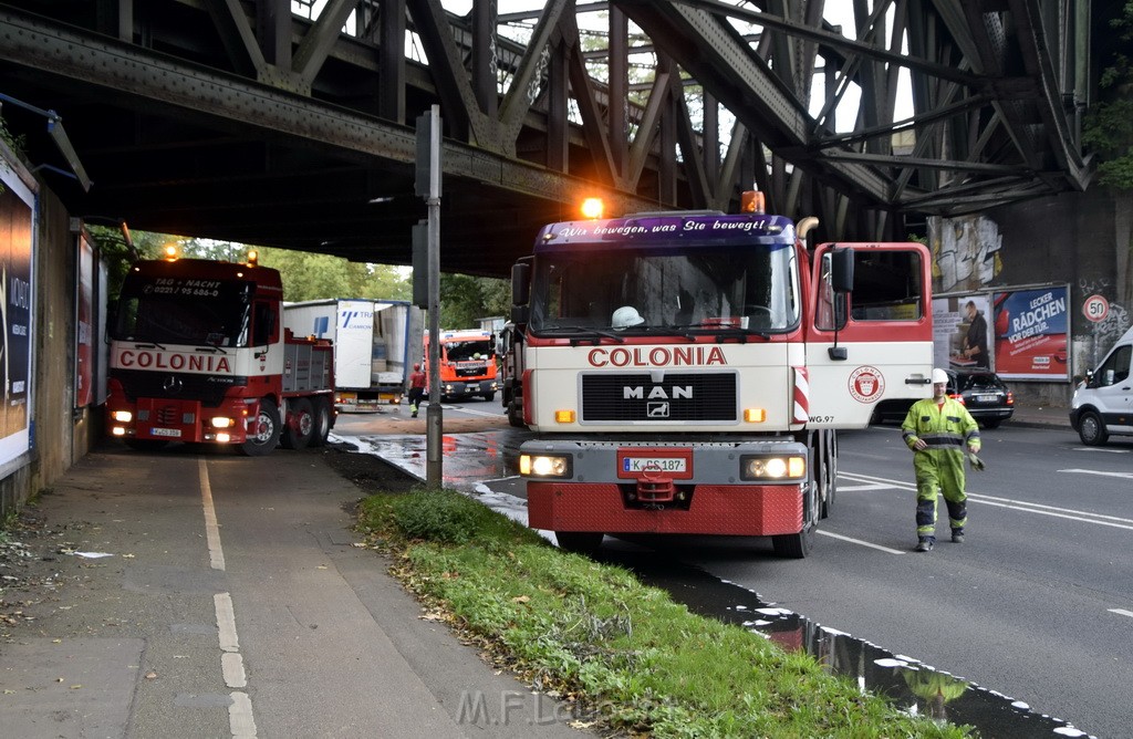 LKW blieb unter Bruecke haengen Koeln Ehrenfeld Innere Kanalstr Hornstr P413.JPG - Miklos Laubert